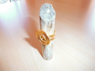 Ring aus goldenem Aludraht